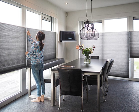 Binnenkijker Duo plisségordijnen modern interieur woonkeuken donkere kleuren eettafel