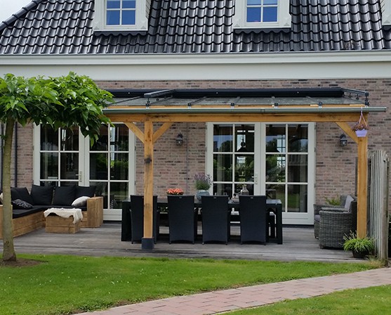 Houten overkapping met glasprofielen