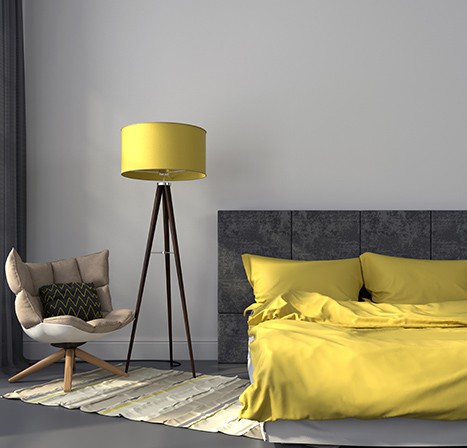 Trendkleur 2021 Pantone Ultimate Grey Illuminating Yellow raamdecoratie geel dekbed gele lamp grijze muur