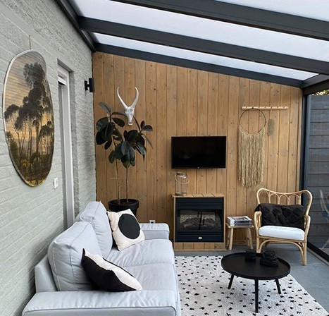 Inspiratie inrichting overkapping buitenbank buiten TV onder veranda boho aankleding decoratie terrasoverkapping aan huis