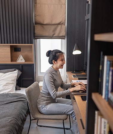 Thuiskantoor werplek thuis studeerkamer logeerkamer bruin blauw vouwgordijnen bed