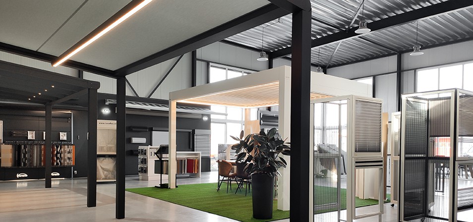 Showroom buitenwerken zonnescherm thuiswerkplek tuin overkapping buitenwerken met de laptop