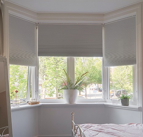 Verduisterende plissé gordijnen erker raambekleding jaren 30 woning tips raamdecoratie slaapkamer