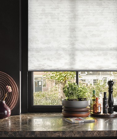 Luxaflex Duette Shade duo plisségordijn keuken donker zwart grijs