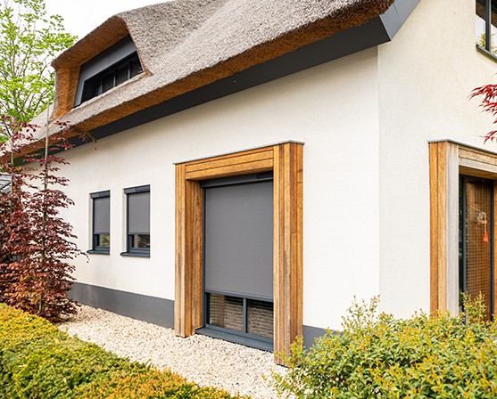 Verano screens montage op het kozijn solar ritsscreens moderne boerderijwoning