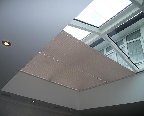 Plisse gordijn lichtkoepel elektrische zonwering lichtstraat binnenzonwering lichtkoepel gordijn