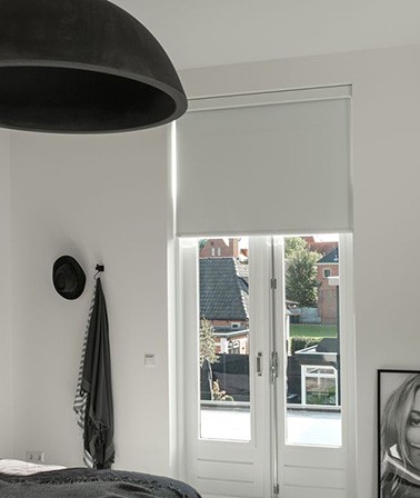 Verano zonwerend en verduisterend rolgordijn wit slaapkamer