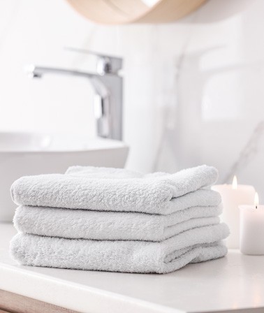 Vastgoedstyling witte handdoeken beddengoed verkoopstyling homestaging tips
