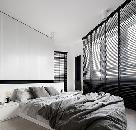 Moderne slaapkamer ideeen raambekleding modern interieur zwarte jaloezieën