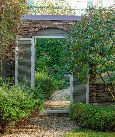 Tuinideeën kleine tuin groot laten lijken spiegel smalle tuin ontwerp