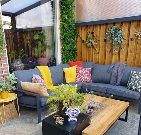 Aluminium overkapping met polycarbonaat dakplaten gezellige overkapping tuinset prikkabel lichtsnoer verticale tuin vuurtafel veranda