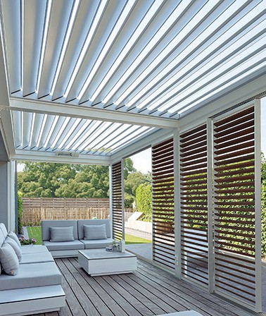 Verano Nova lamellenwand schuifwand met lamellen Arezzo lamellendak houten vlonder veranda witte aluminium terrasoverkapping