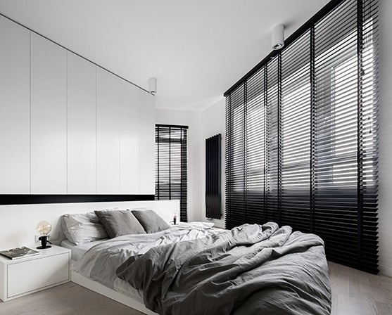 Zwarte jaloezieën slaapkamer modern zwart wit interieur scandinavisch wonen stijl