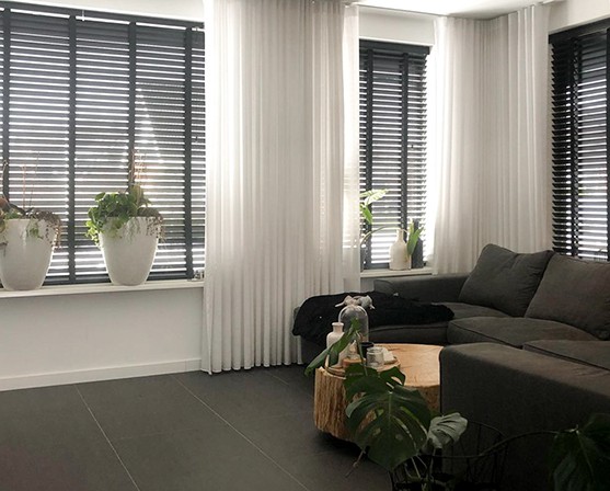 zwarte jaloezieën woonkamer houten jaloezie zwart jaloezieen combineren met witte gordijnen modern interieur