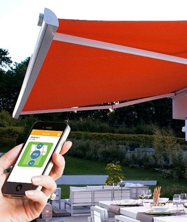 Slimme tuin trend 2021 elektrisch zonnescherm smartphone somy smart home buitenzonwering knikarmscherm app