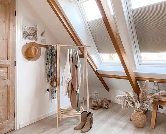 Zolder dakramen VELUX verduisterende plisségordijnen bohemian interieur slaapkamer kenmerken houten balken kledingrek pampas pluimen in vaas