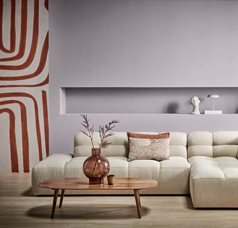 Karwei trendkleur California Mauve kleur van het jaar 2024 seventies roodbruin grote meubels retro woonkamer