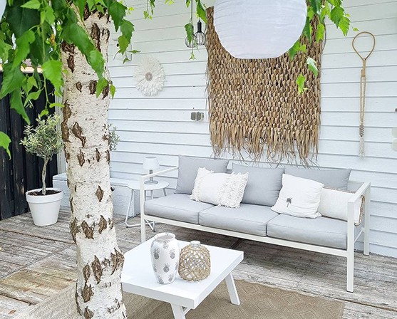 inspiratie ibiza tuin ideeën bohemian tuin accessoires macramé wandhanger witte schutting