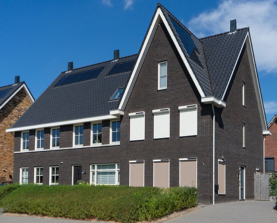 Vrijstaand huis met solar rolluiken en screen op zonne energie