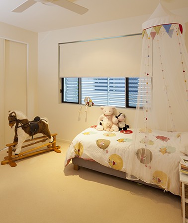 verduisterende gordijnen kinderkamer rolgorijn babykamer raamdecoratie inspiratie