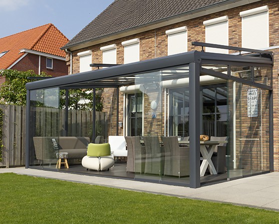 Verano Riva overkapping aan huis met glas zwarte aluminium veranda glazen schuifwanden