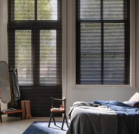 Luxaflex zwarte houten jaloezieen slaapkamer raambekleding