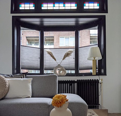 Plissé gordijnen erker raambekleding tips jaren 30 woning raamdecoratie erker zwarte kozijnen inspiratie