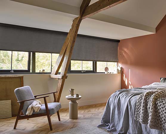 raambekleding dakkapel slaapkamer rolgordijnen verduisterend luxaflex visgraatvloer houten balken