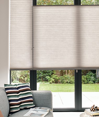 Raamdecoratie zwarte kozijnen plisségordijnen Luxaflex Duette Shades