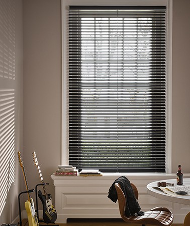 Zwarte houten Luxaflex klassiek interieur raamdecoratie