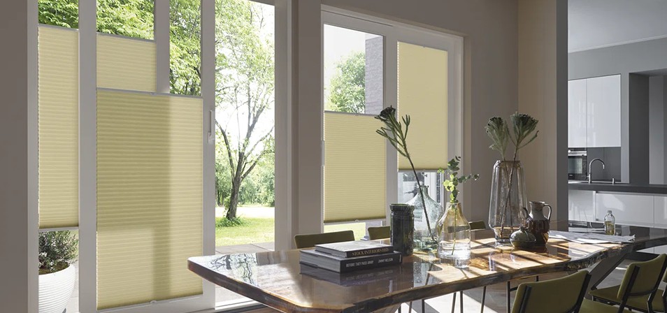 Luxaflex® TruFit™ Duette® Shades op een schuifpui