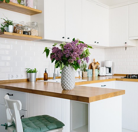 Verkoopstyling bloemen aanrecht vastgoedstyling tips homestaging