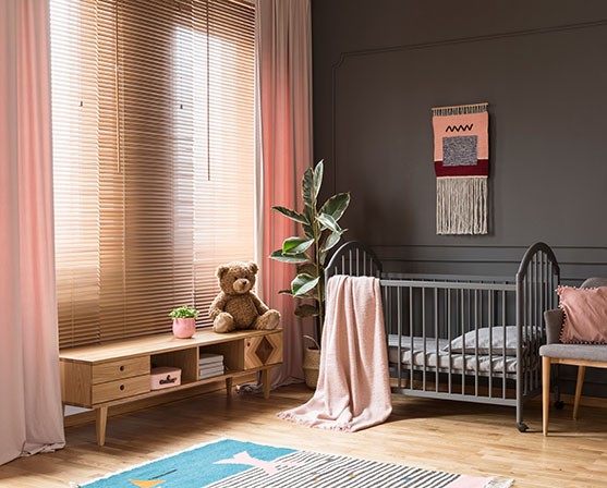 Zacht roze gordijnen kinderkamer houten jaloezieën babykamer slaapkamer kind lambrisering donkergrijs