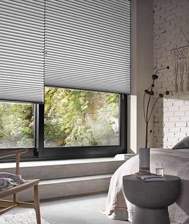 Luxaflex Duette Shades Japandi raamdecoratie plissegordijnen Japans interieur beton hout slaapkamer zwarte kozijnen