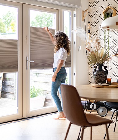 Raamdecoratie aanbouw zonwerende raambekleding Verano duo plisségordijnen isolerend