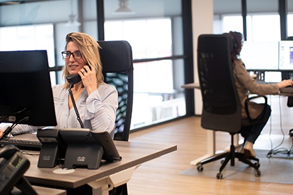 Telefoniste in gesprek met een klant