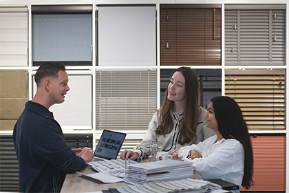 Adviseur met 2 klanten in de showroom